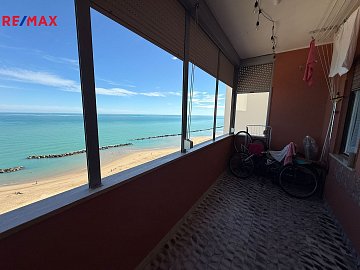 Světlý apartmán v atraktivní lokalitě s výhledem na azurové moře